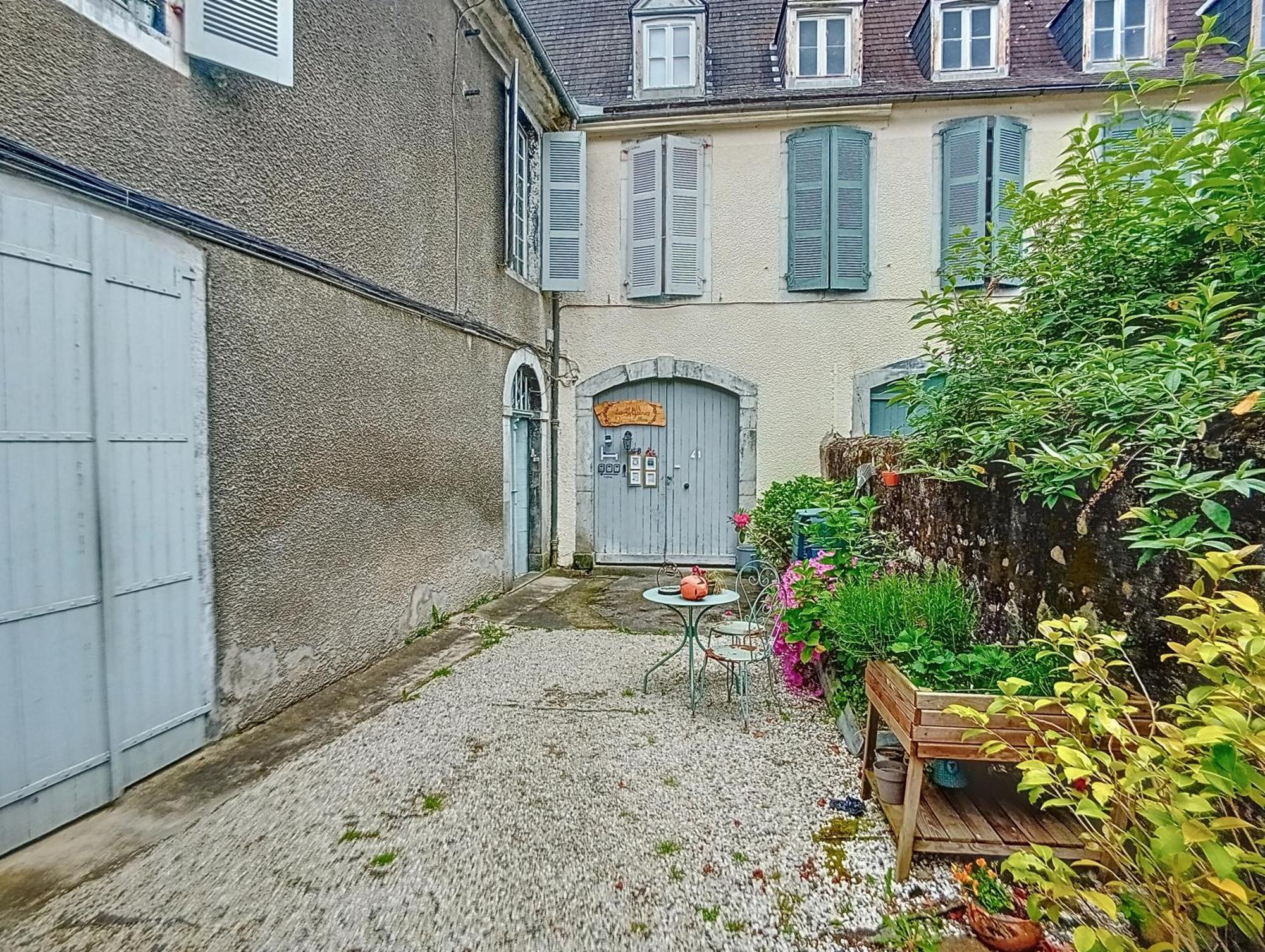 Отель Les Glycines Oloron Экстерьер фото