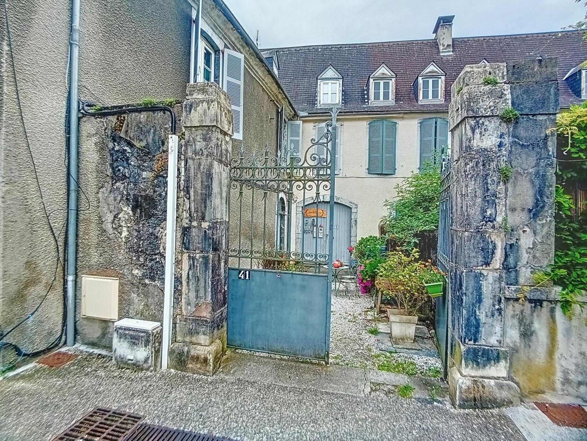 Отель Les Glycines Oloron Экстерьер фото